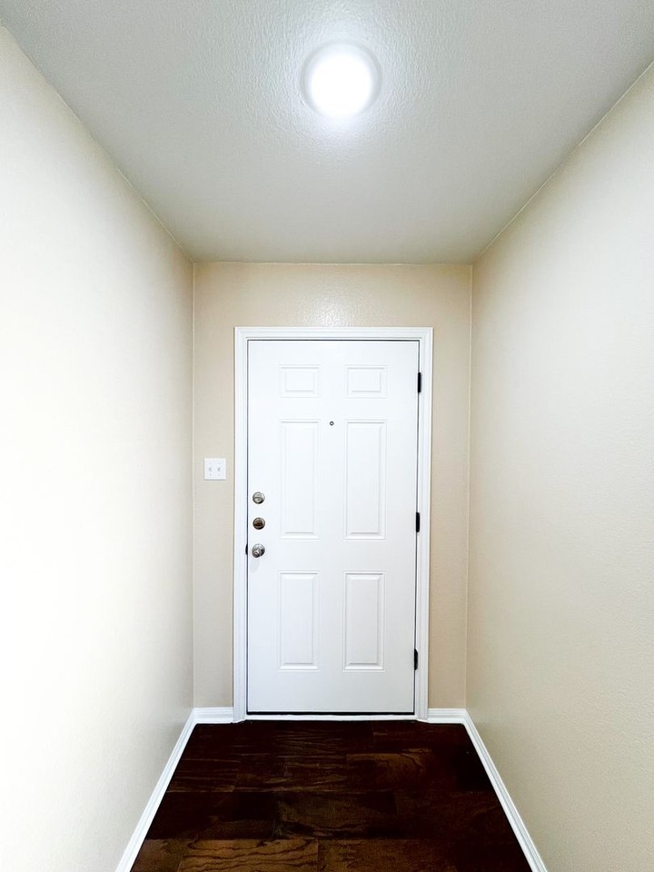 2410 Price Dr - Photo 4 of 37