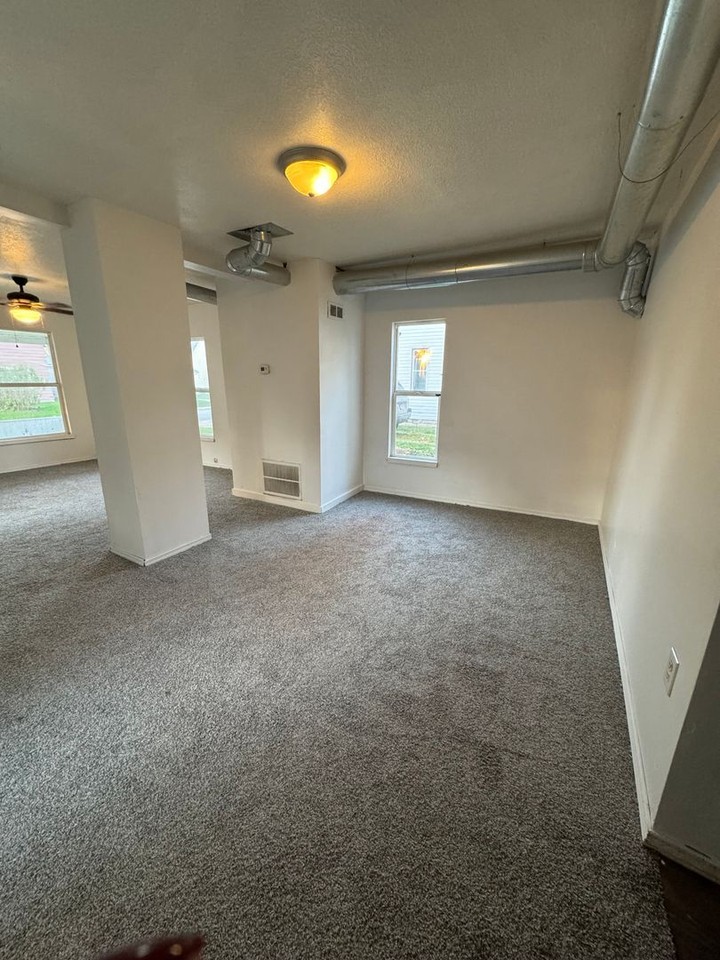 1015 W Cherry St - Photo 3 of 10