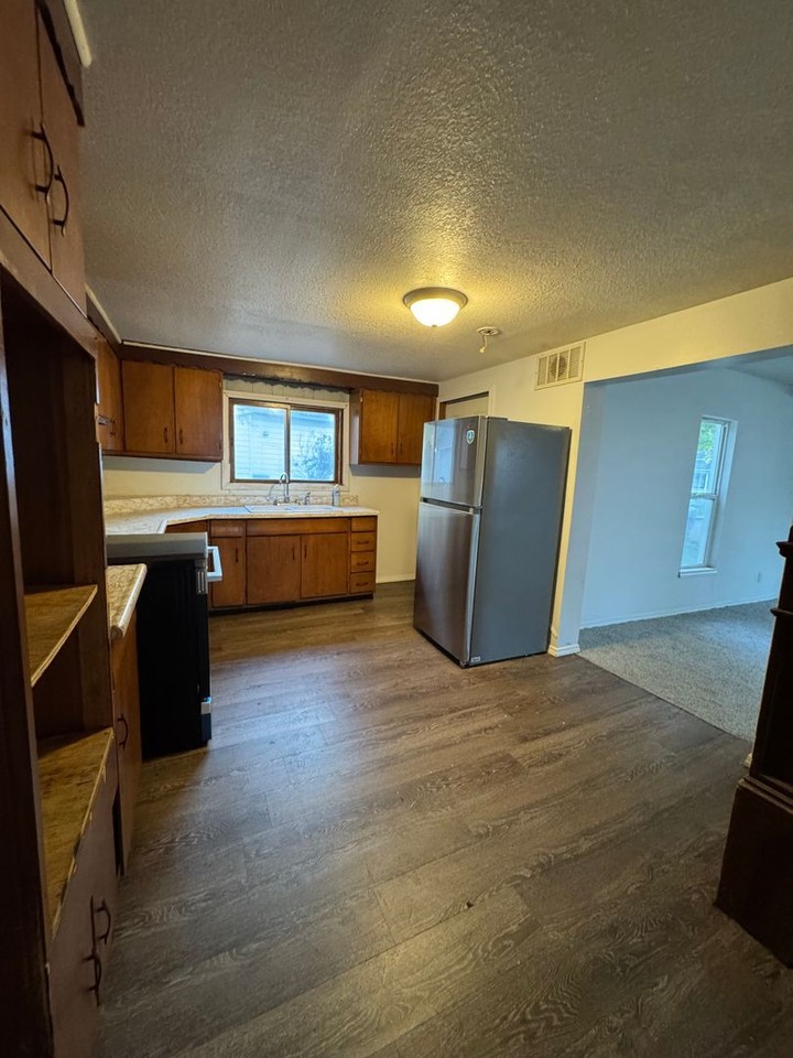 1015 W Cherry St - Photo 4 of 10