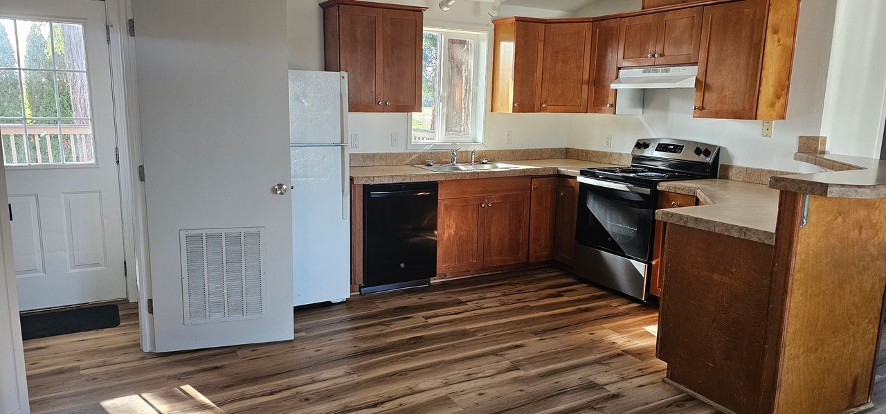 9211 Se Webfoot Rd - Photo 3 of 10