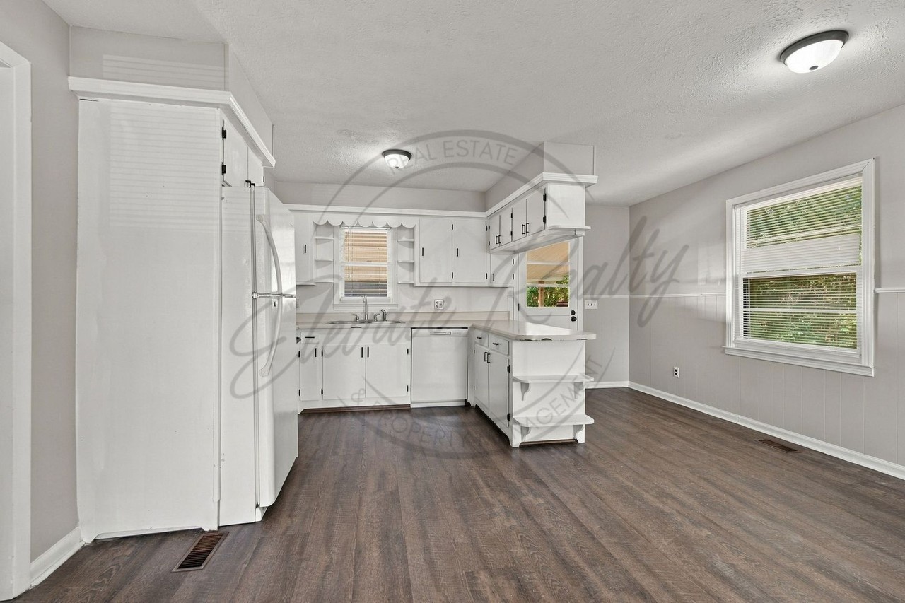 126 E 17th St - Photo 6 of 32