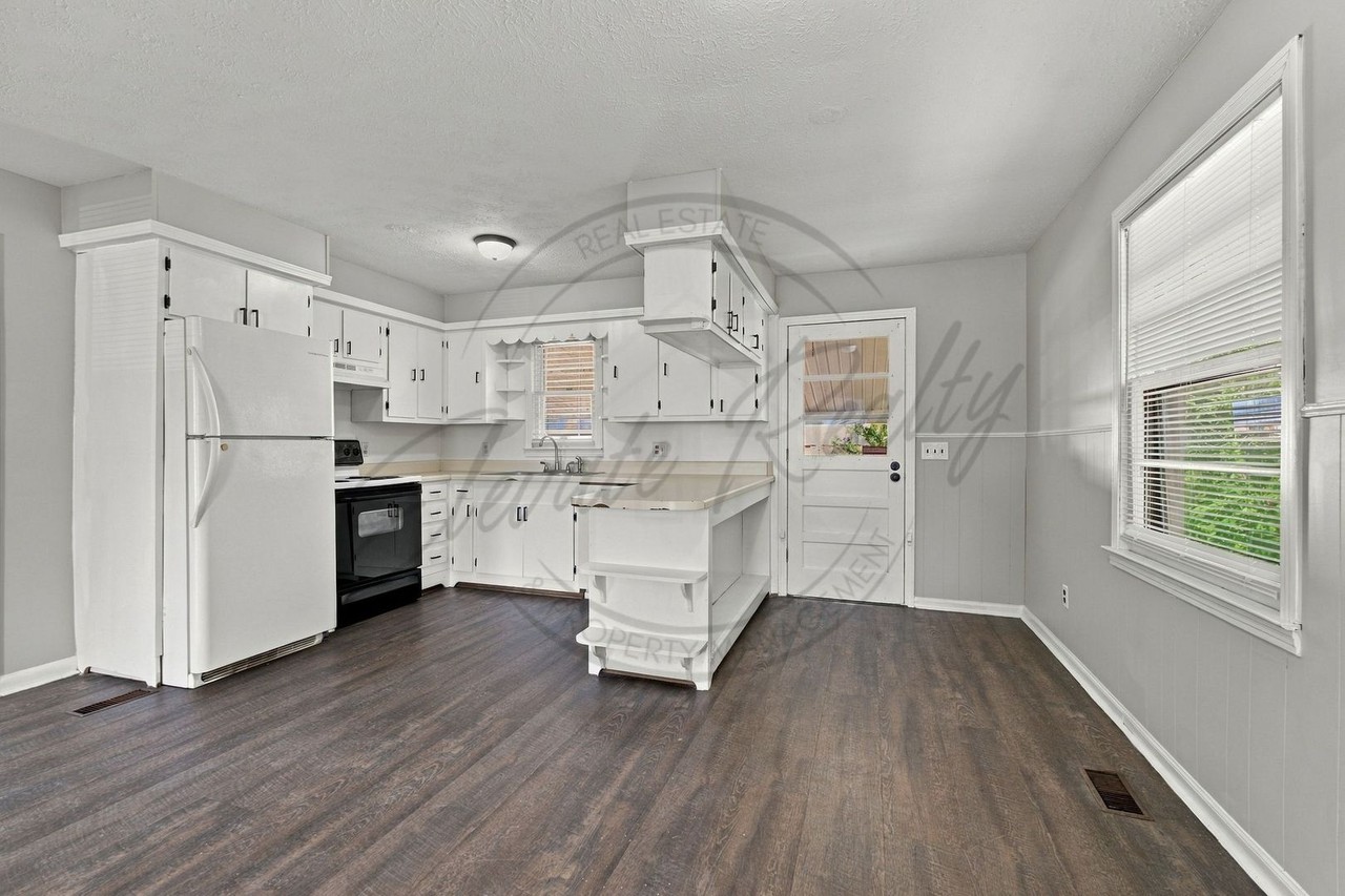 126 E 17th St - Photo 7 of 32