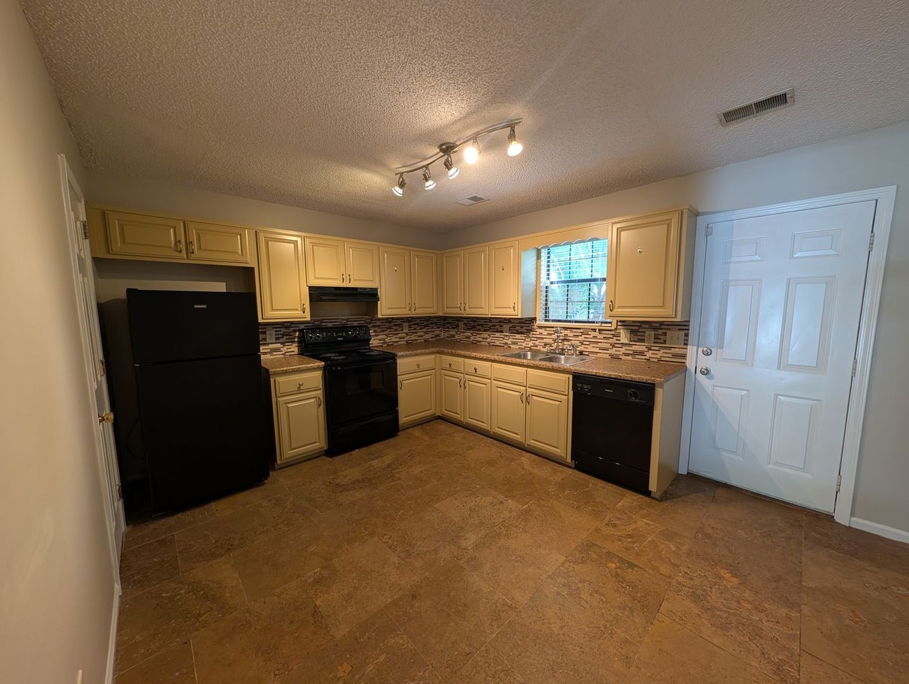 2140 Cheshire Dr - Photo 3 of 12