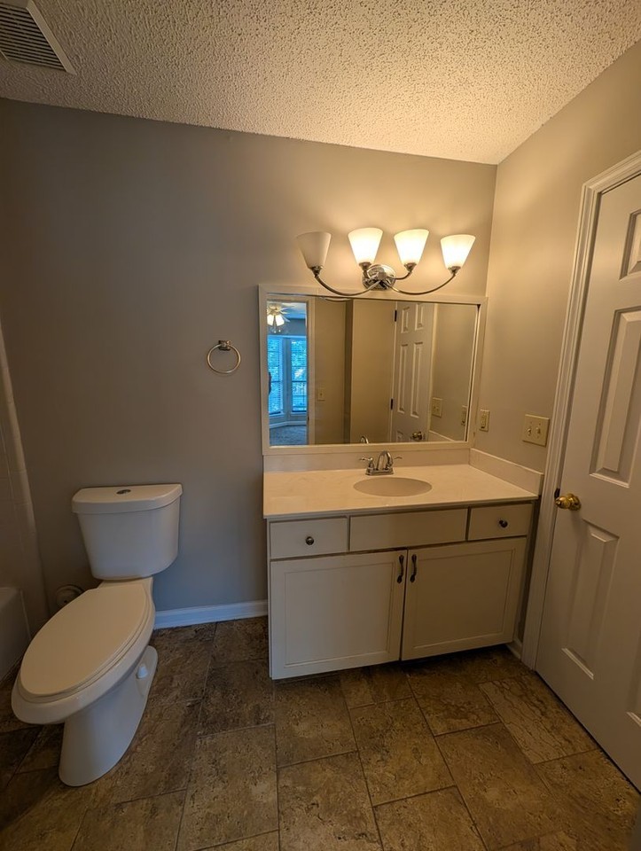 2140 Cheshire Dr - Photo 4 of 12