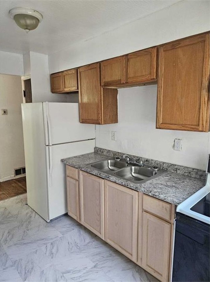 262 Estridge Rd - Photo 4 of 8
