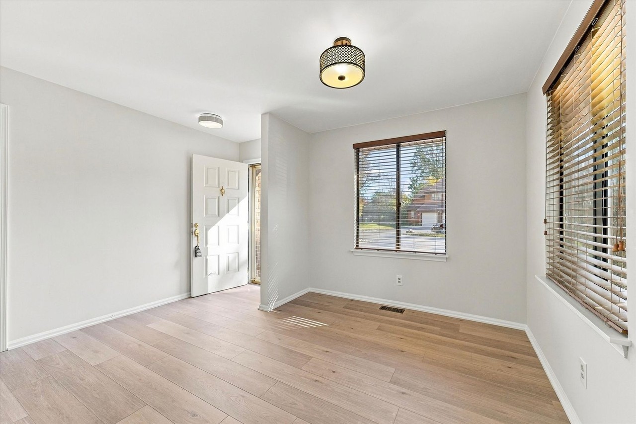 300 Winding Way - Photo 2 of 29