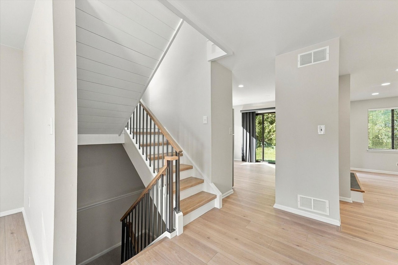 300 Winding Way - Photo 3 of 29