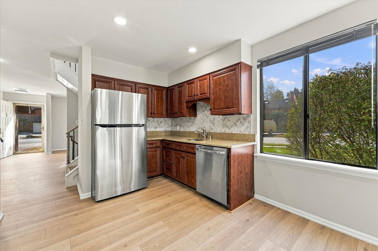 300 Winding Way - Photo 4 of 29