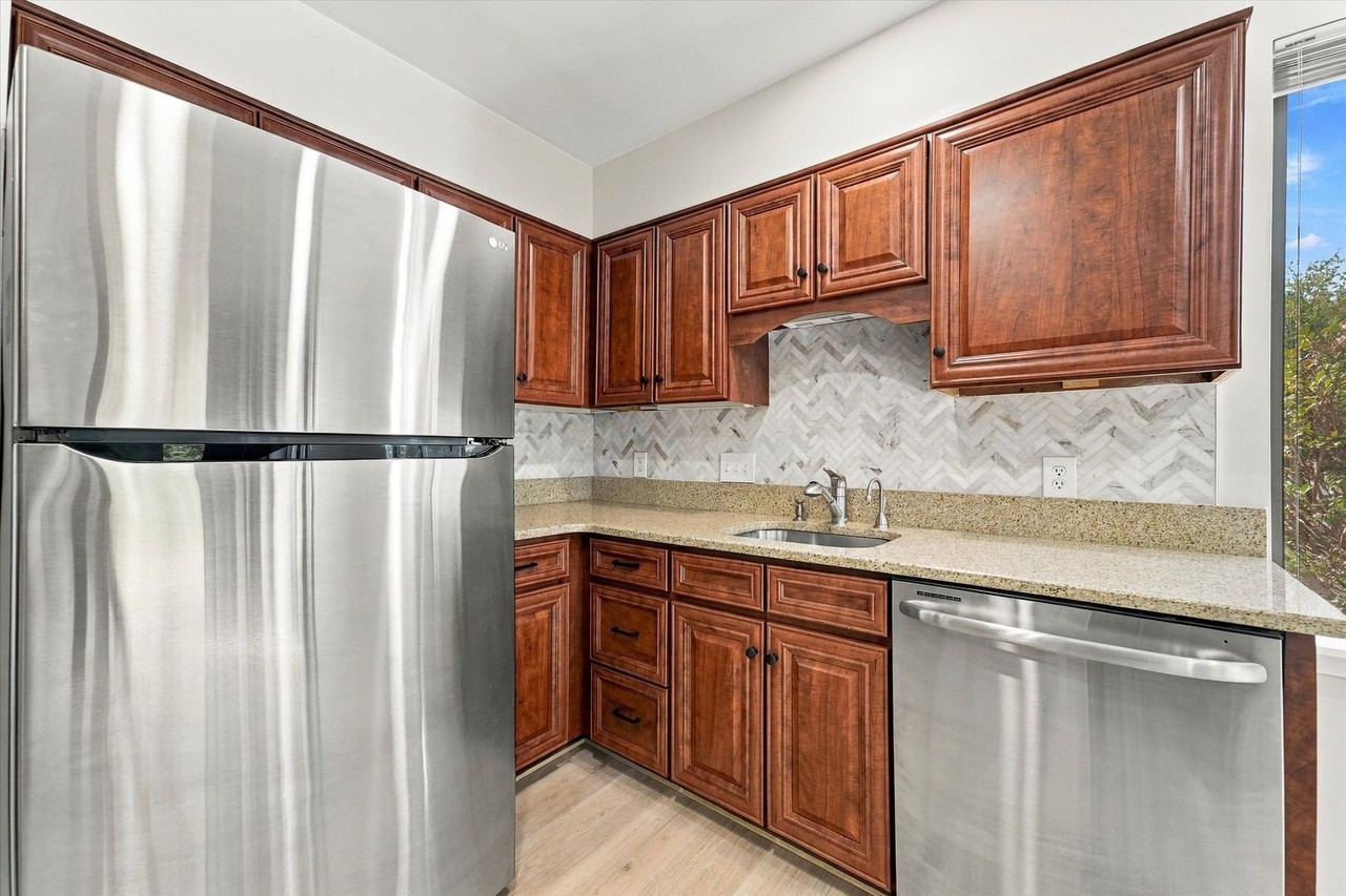 300 Winding Way - Photo 5 of 29