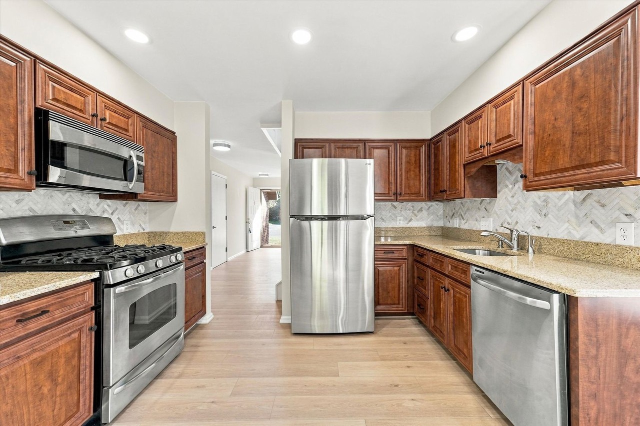 300 Winding Way - Photo 6 of 29