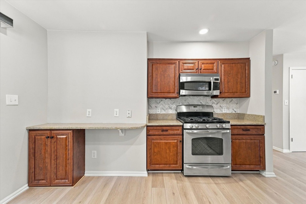 300 Winding Way - Photo 7 of 29
