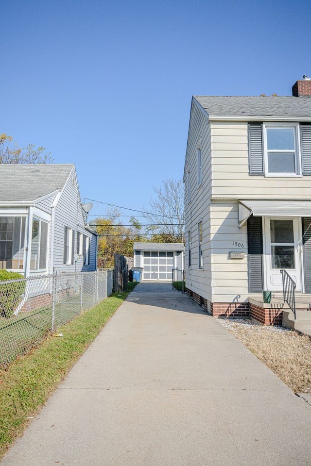 1506 Crestwood Rd - Photo 2 of 20