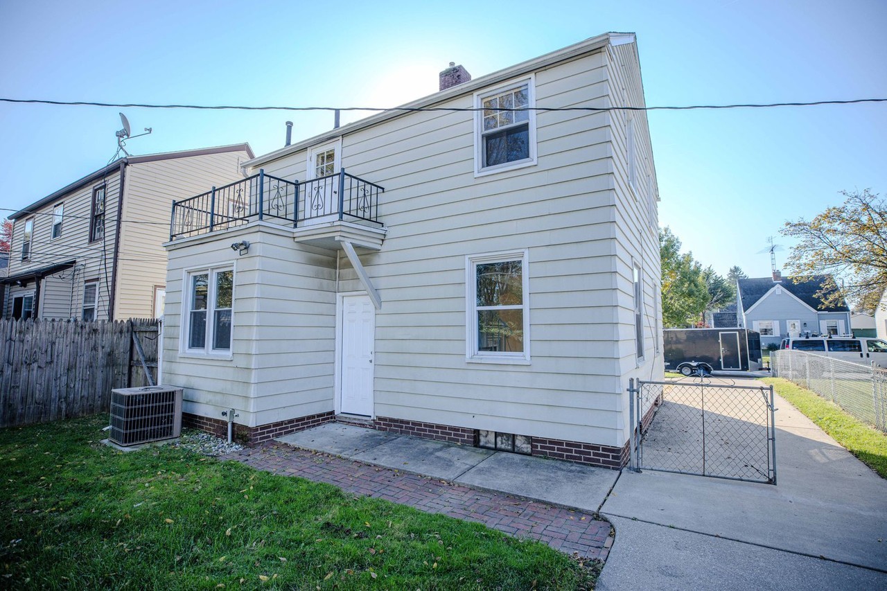 1506 Crestwood Rd - Photo 3 of 20
