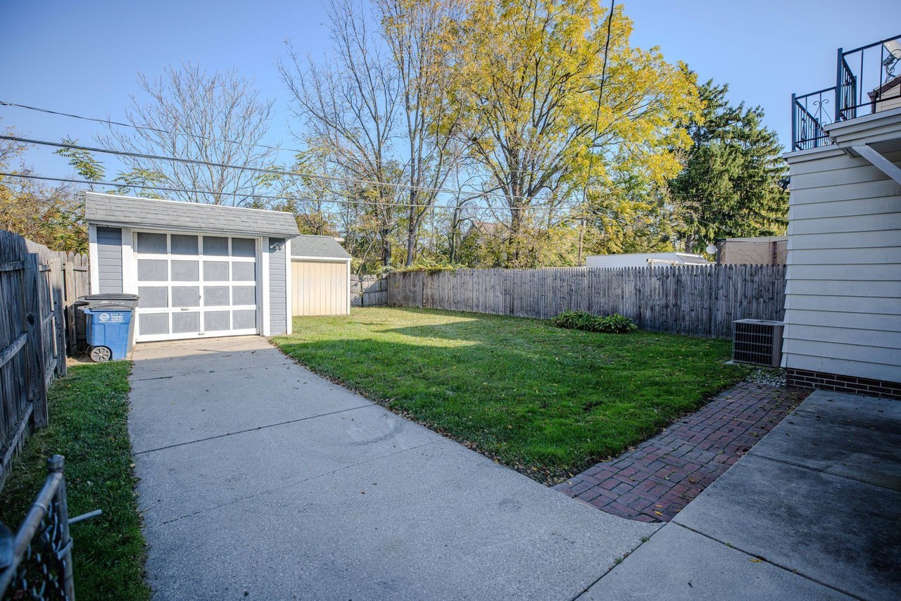 1506 Crestwood Rd - Photo 4 of 20