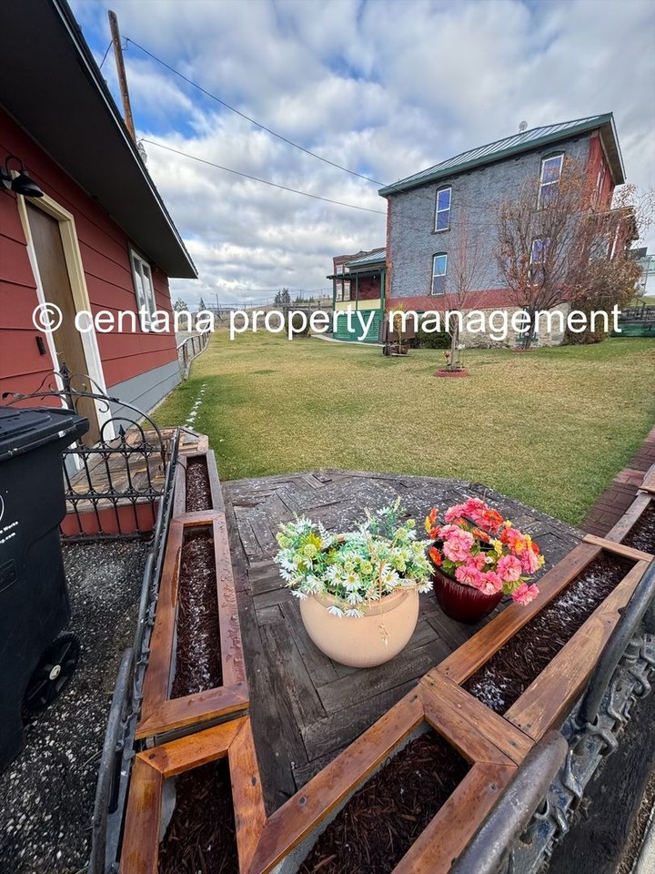 709 N Main St - Photo 2 of 23