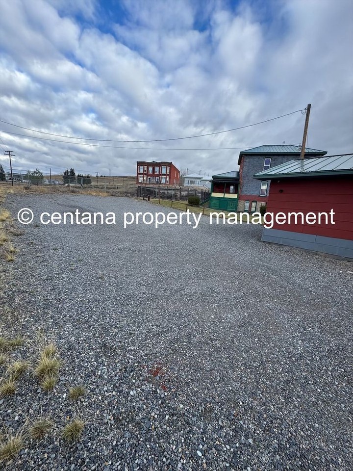709 N Main St - Photo 3 of 23