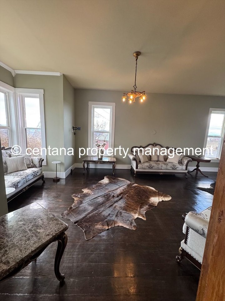 709 N Main St - Photo 4 of 23