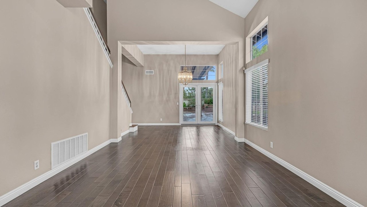 26241 Yolanda St - Photo 3 of 35