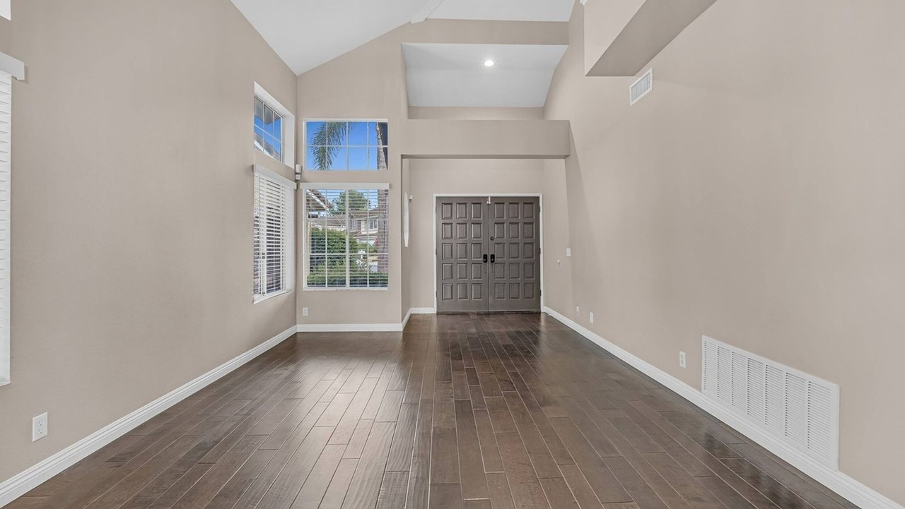 26241 Yolanda St - Photo 4 of 35