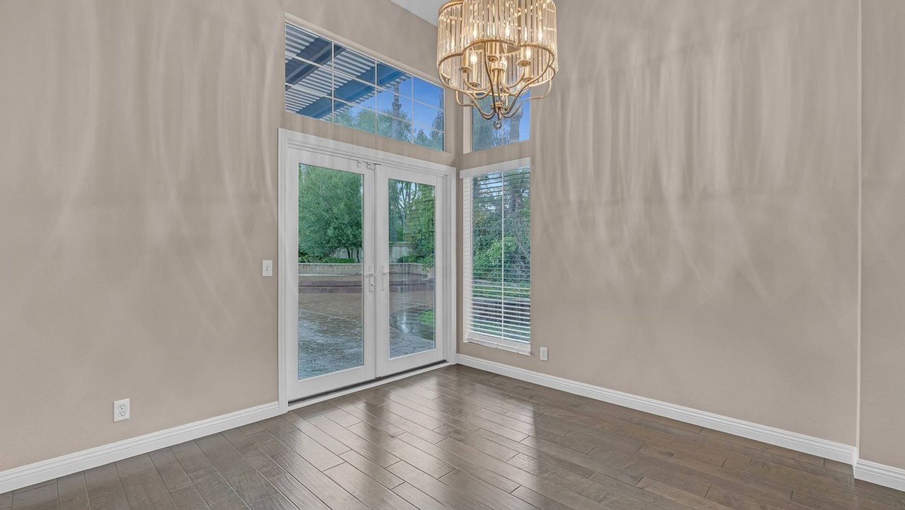 26241 Yolanda St - Photo 5 of 35