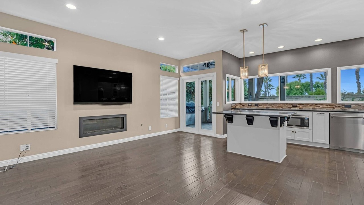 26241 Yolanda St - Photo 6 of 35