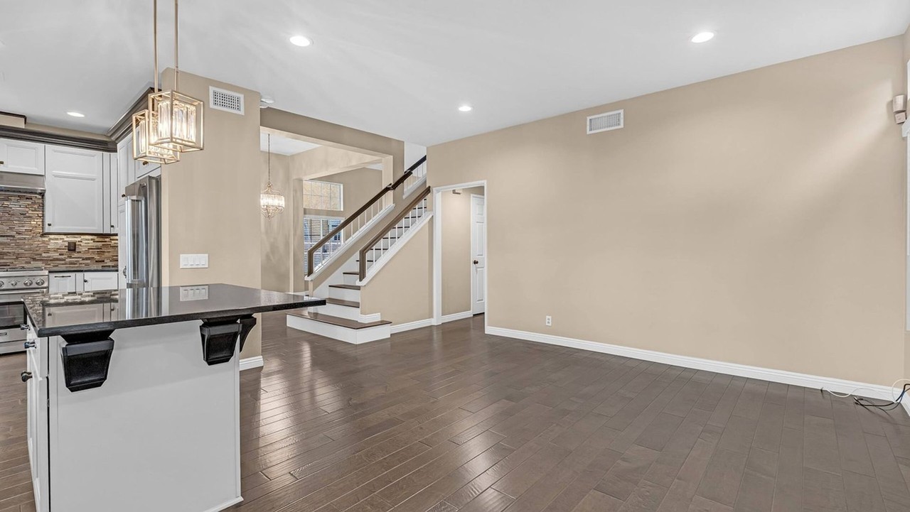 26241 Yolanda St - Photo 7 of 35