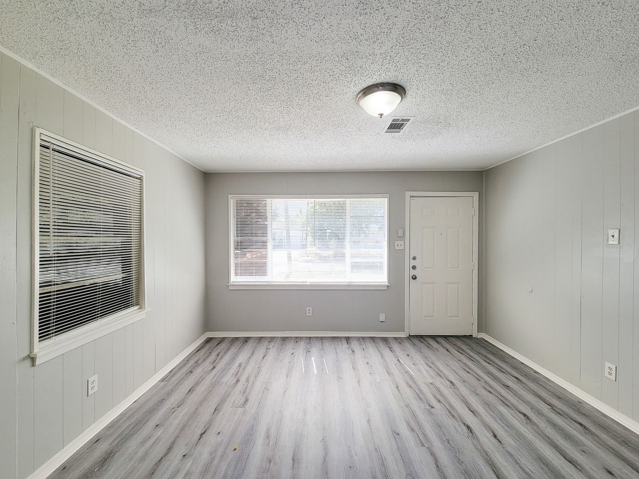 5007 Caplin St - Photo 7 of 36