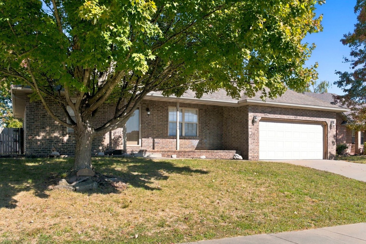 879 W Pembrook Ave - Photo 3 of 29