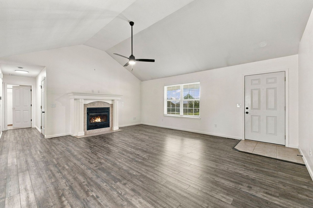 879 W Pembrook Ave - Photo 5 of 29