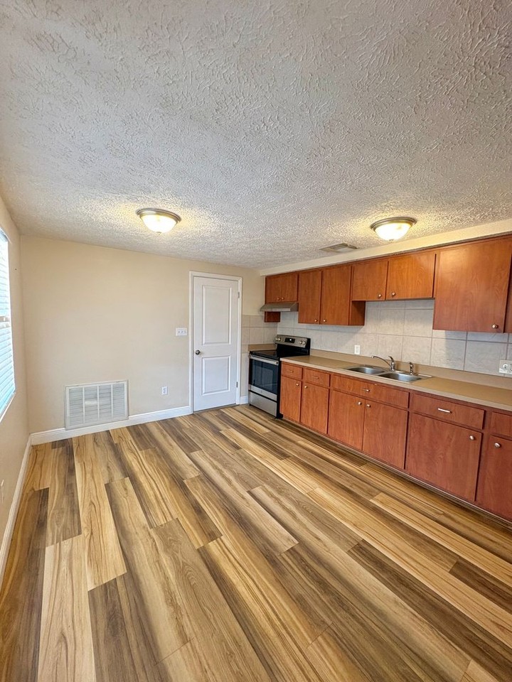 6413 Sutters Mill Rd - Photo 5 of 11
