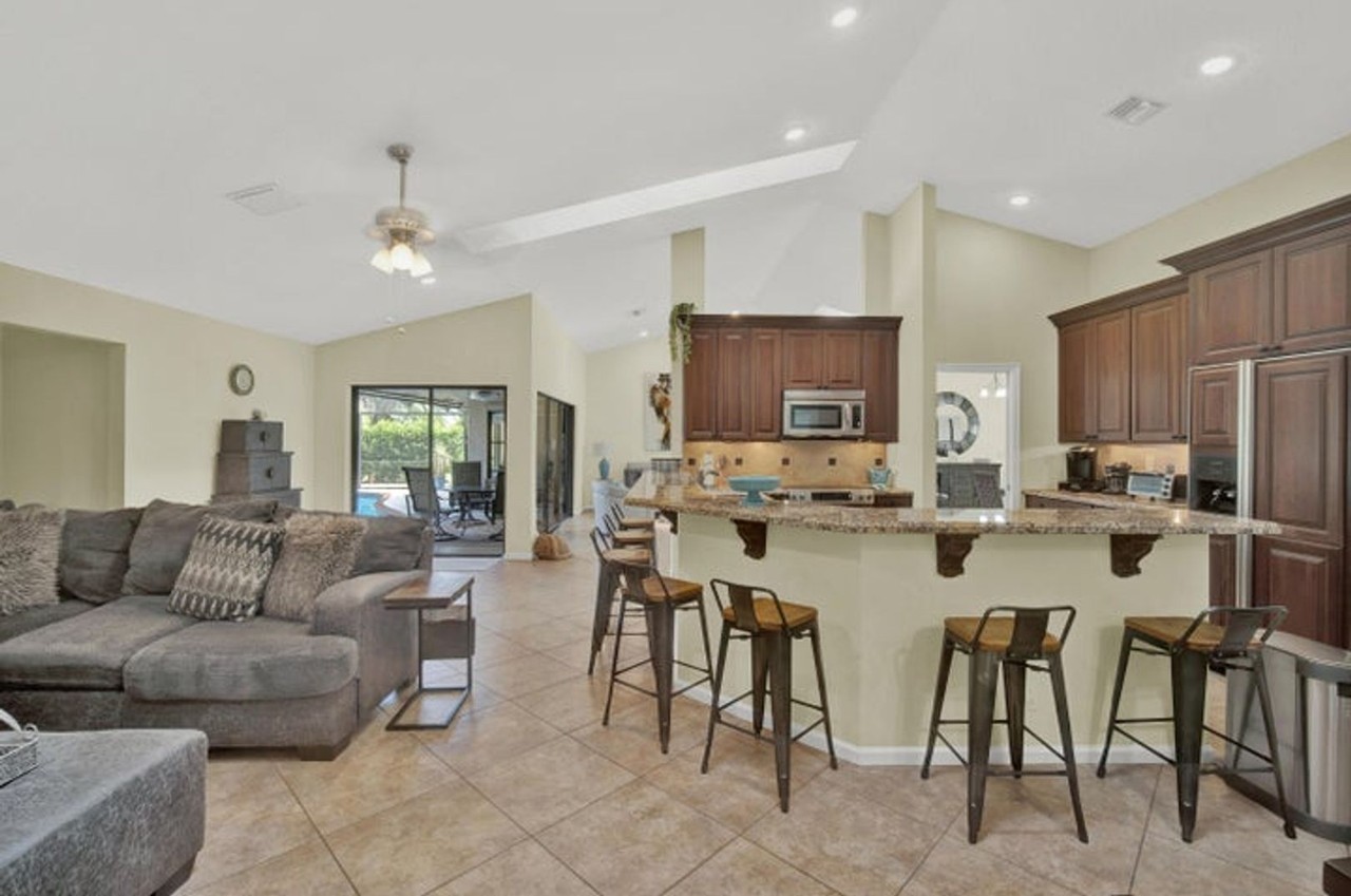 1835 Staimford Cir - Photo 3 of 25