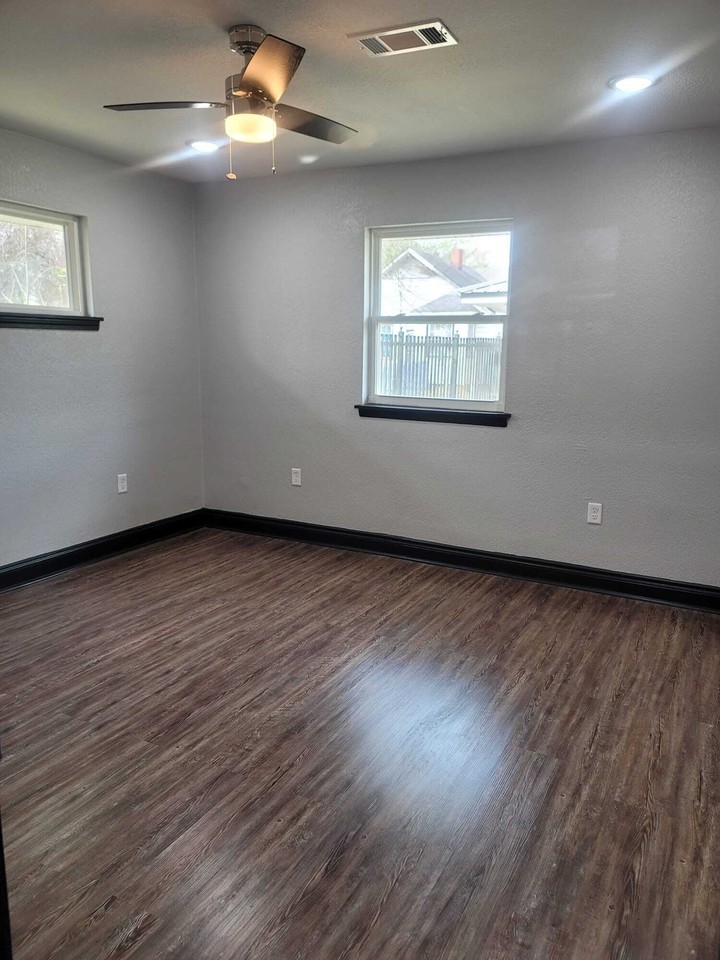 Harding Manor Apartments - Photo 2 of 7