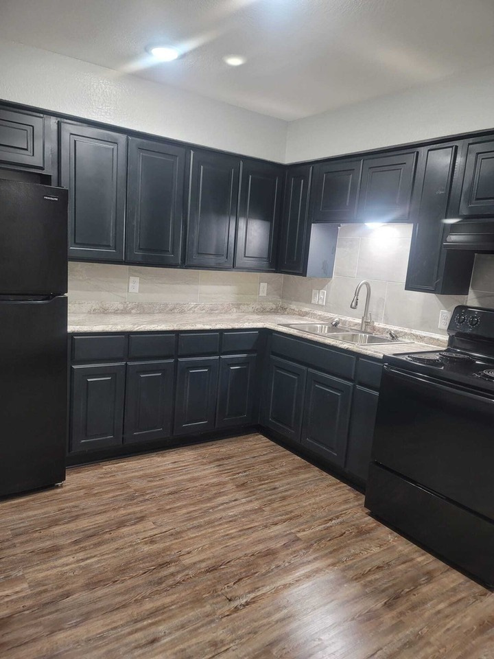 Harding Manor Apartments - Photo 5 of 7