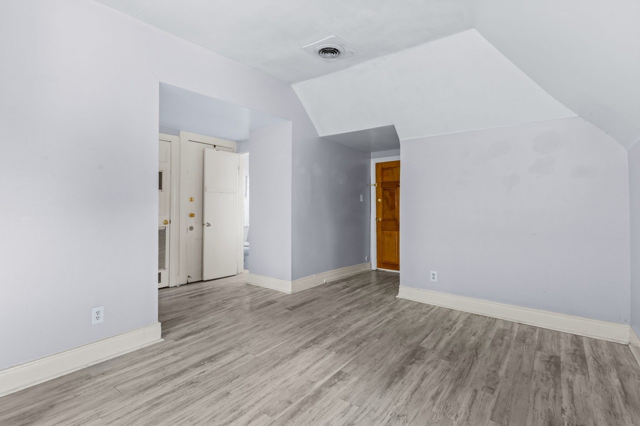 213 Woodbine Street - Photo 3 of 19