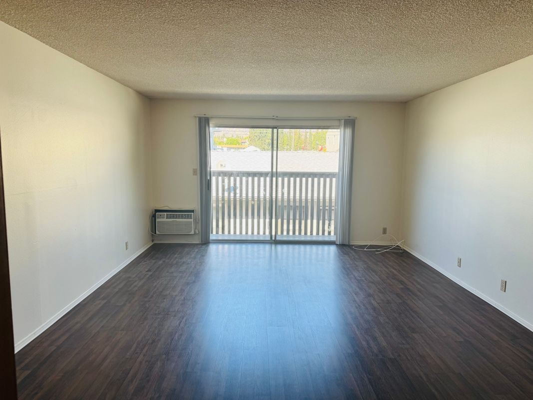 48 S Oak Ave