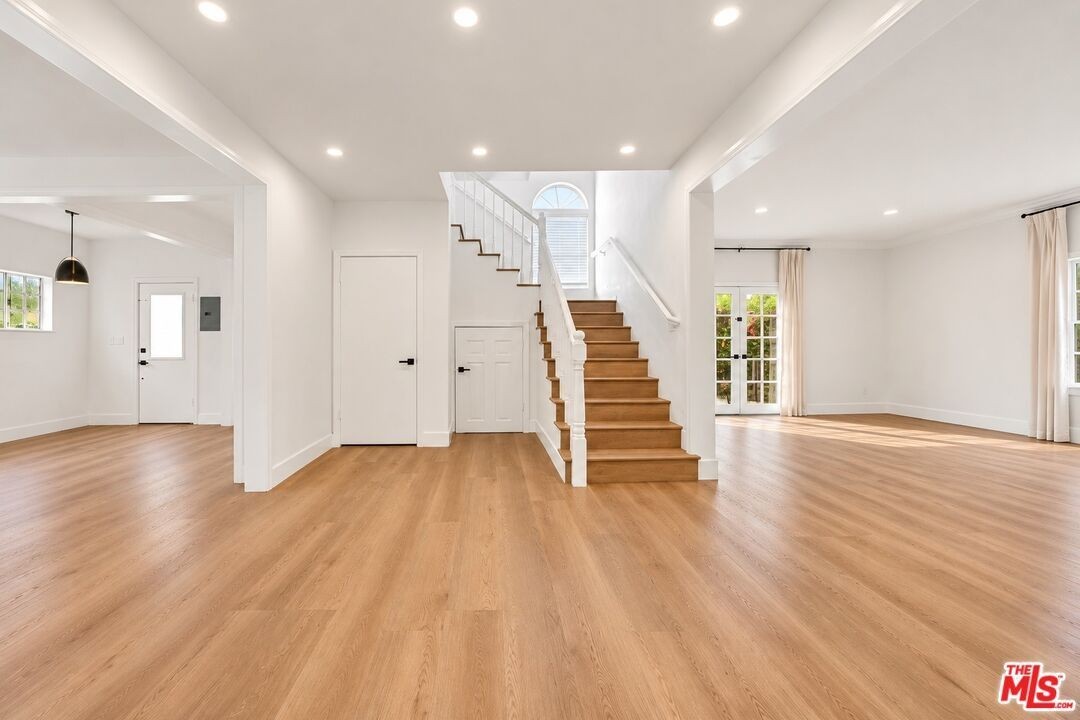 466 S Orlando Ave - Photo 4 of 35