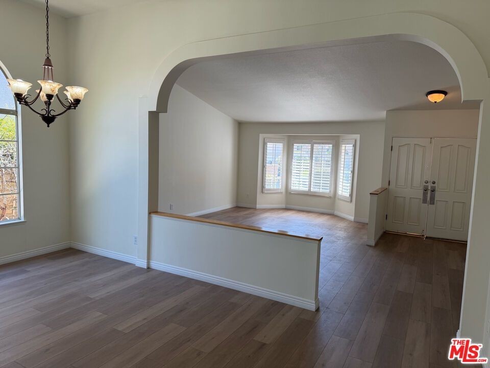 29030 Shadow Valley Ln - Photo 4 of 19
