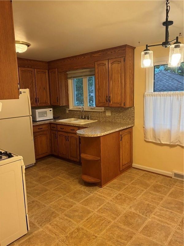 94 Shorewood Dr - Photo 6 of 22