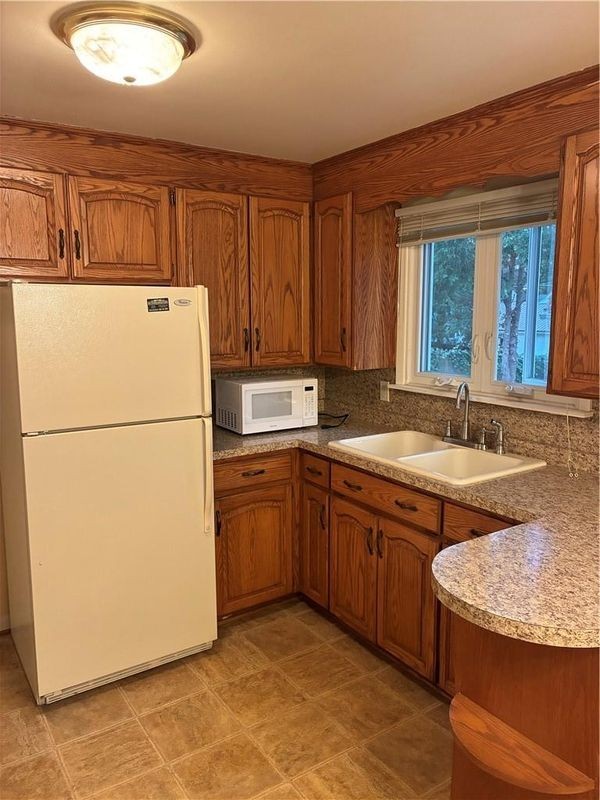 94 Shorewood Dr - Photo 7 of 22