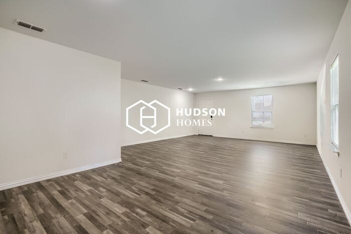 308 Coral Reef St - Photo 3 of 14
