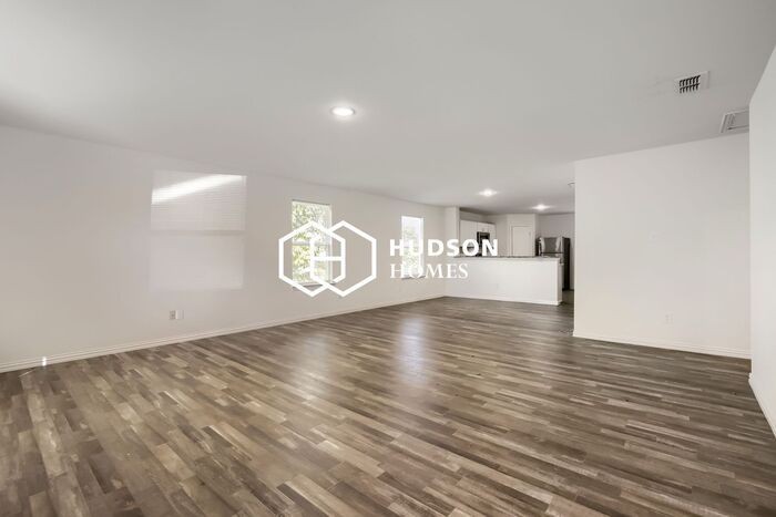 308 Coral Reef St - Photo 4 of 14