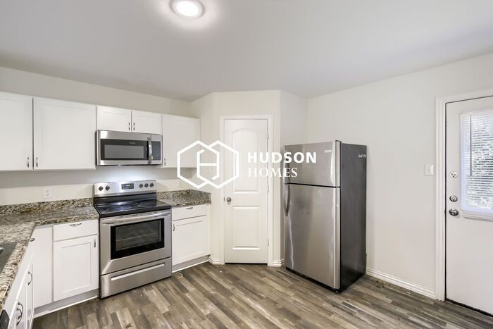 308 Coral Reef St - Photo 5 of 14