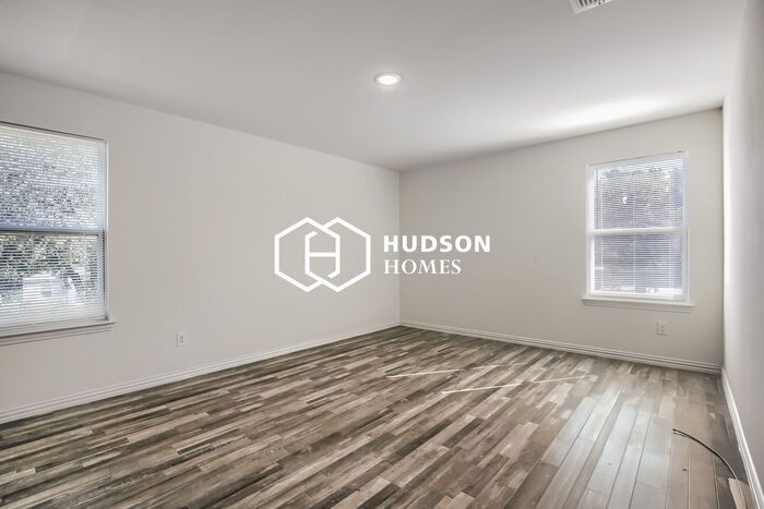 308 Coral Reef St - Photo 7 of 14