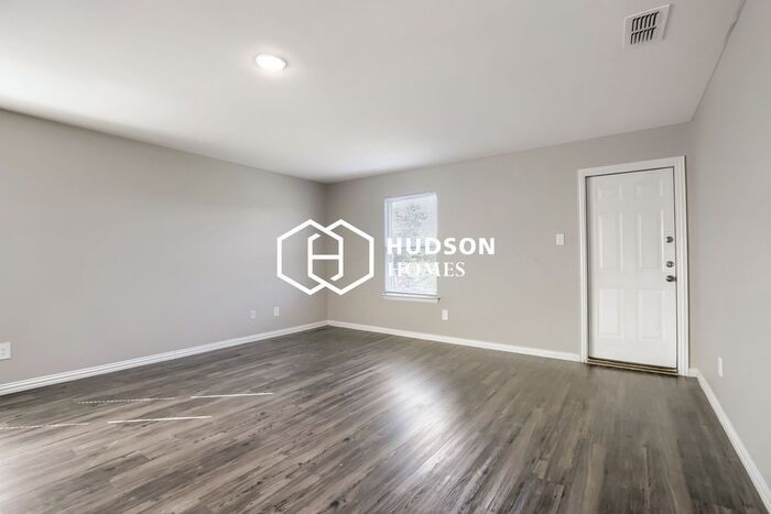 457 Bobbie St - Photo 3 of 14