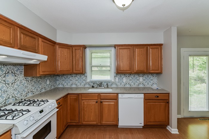 2820 S Linwood Ave - Photo 3 of 8