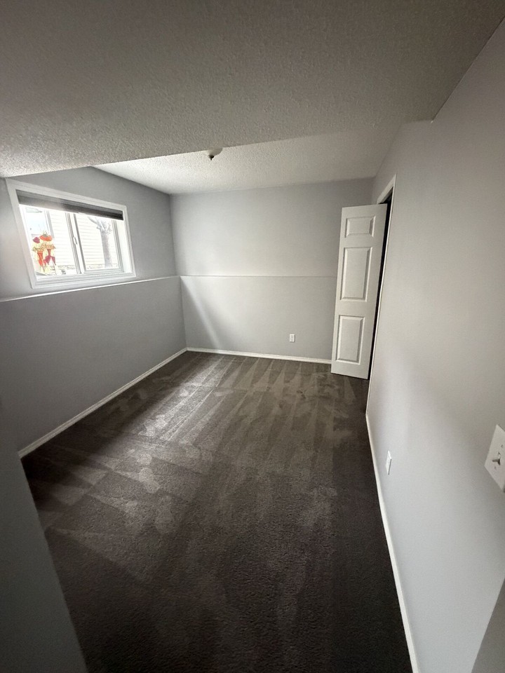 96 Hillview Dr - Photo 3 of 4