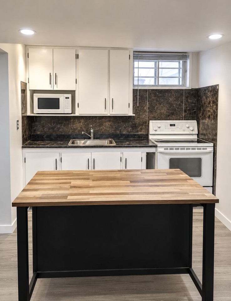 932 42 St Sw - Photo 2 of 6