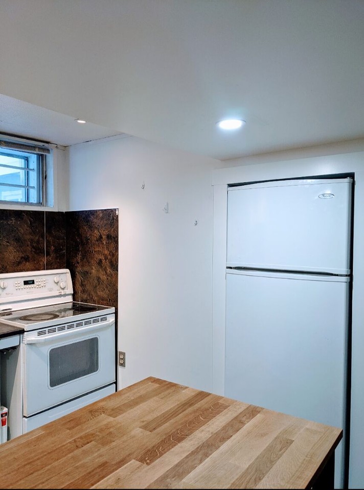 932 42 St Sw - Photo 3 of 6