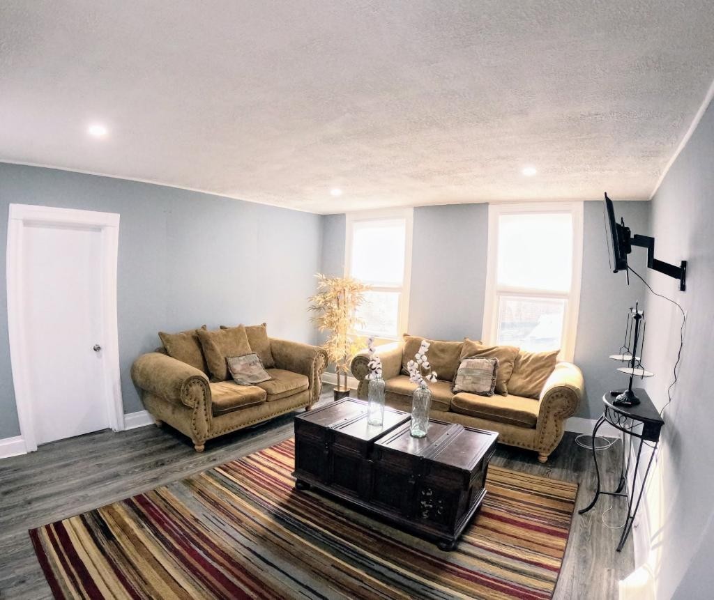 720 Anderson St #4 - Photo 2 of 3