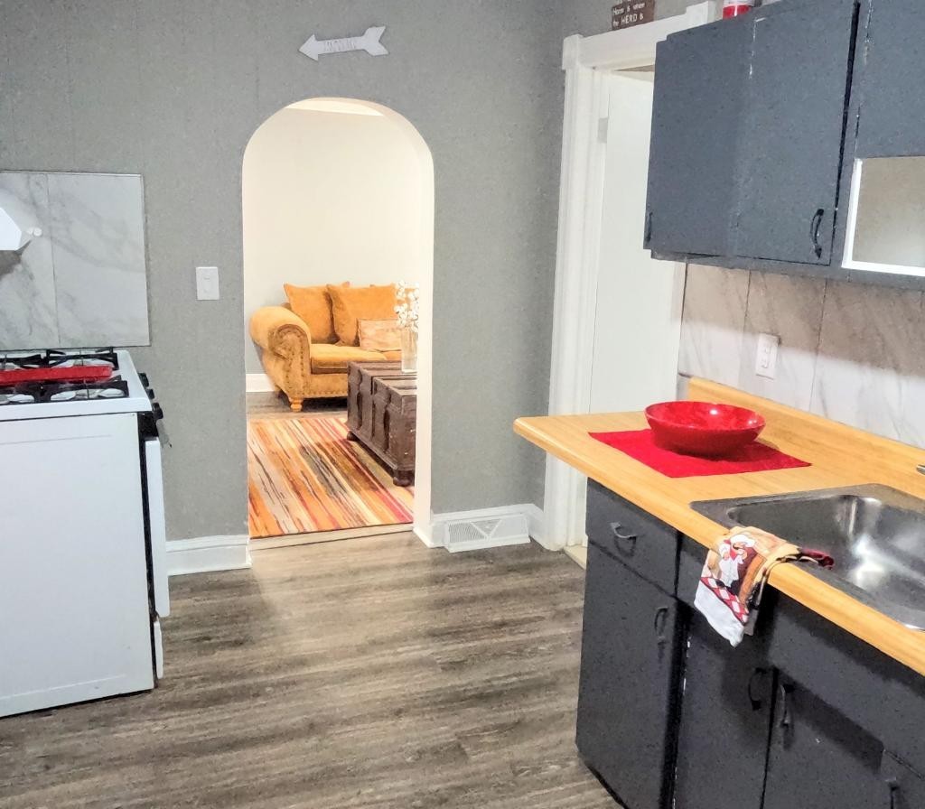720 Anderson St #4 - Photo 3 of 3